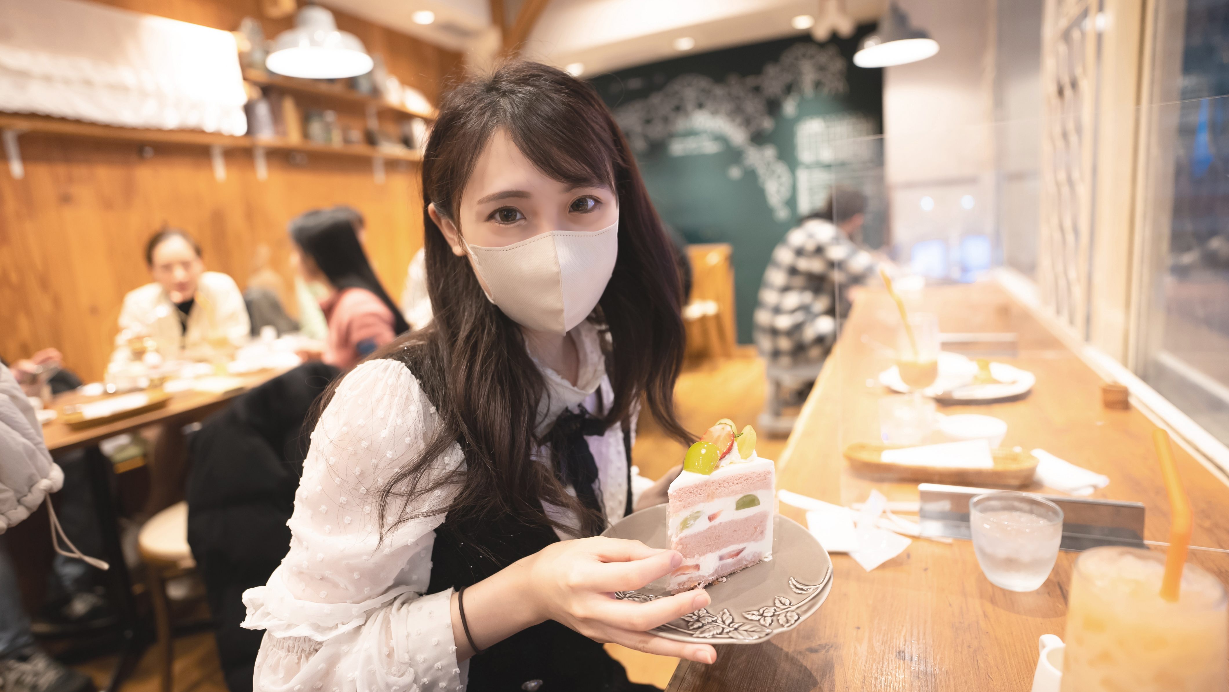 AMA-090 淫乱的房间大学生都很无奈啊，天天的面对各种抽插